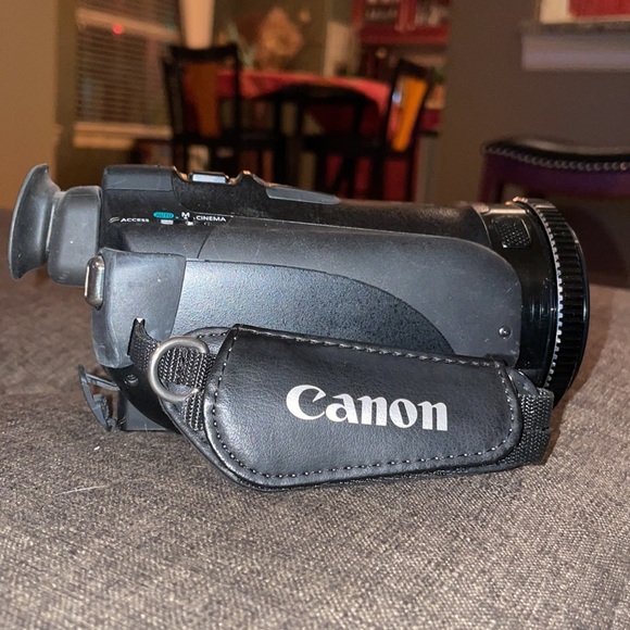 Canon VIXIA HF G20 Camcorder with 10x HD Video Lens (30.4mm-304mm) - Picture 7 of 12